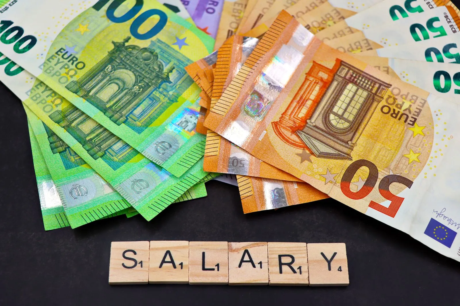 Eurosedler og bogstavbrikker der danner ordet salary