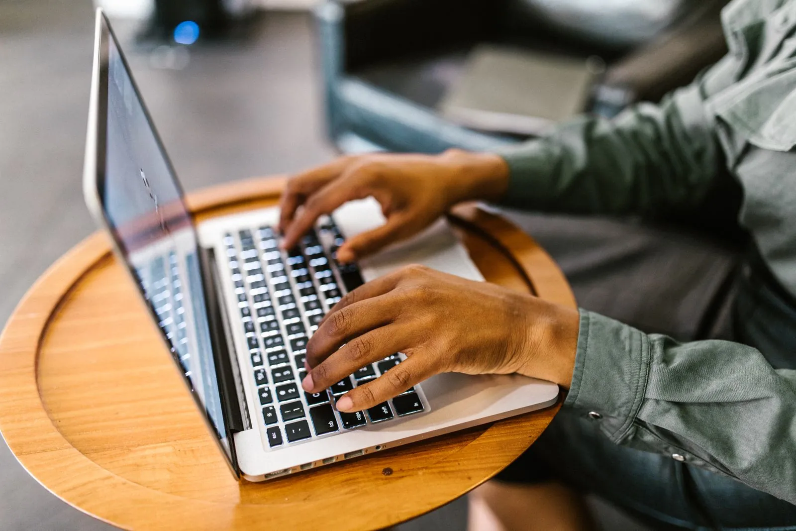 Hænder skriver på en bærbar computer